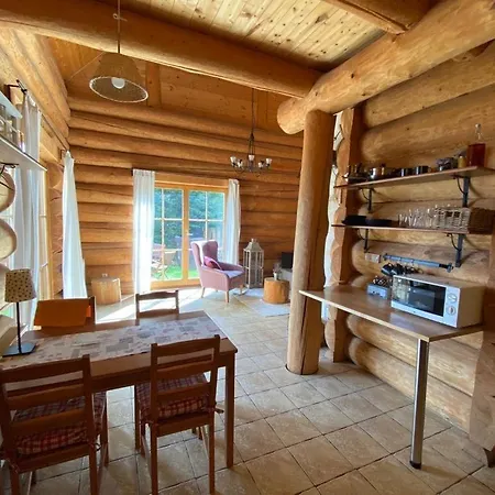 Swierkowe Wzgorze 木屋 *